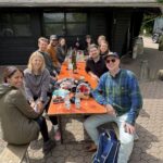Gruppe an Biertisch sitzend