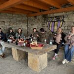 Gruppe sitzend um Steintisch in Schutzhütte